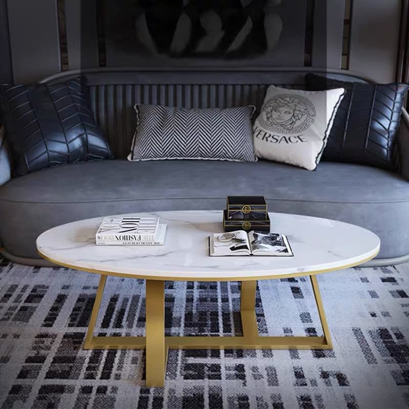 Table basse ovale en marbre blanc dans un intérieur moderne