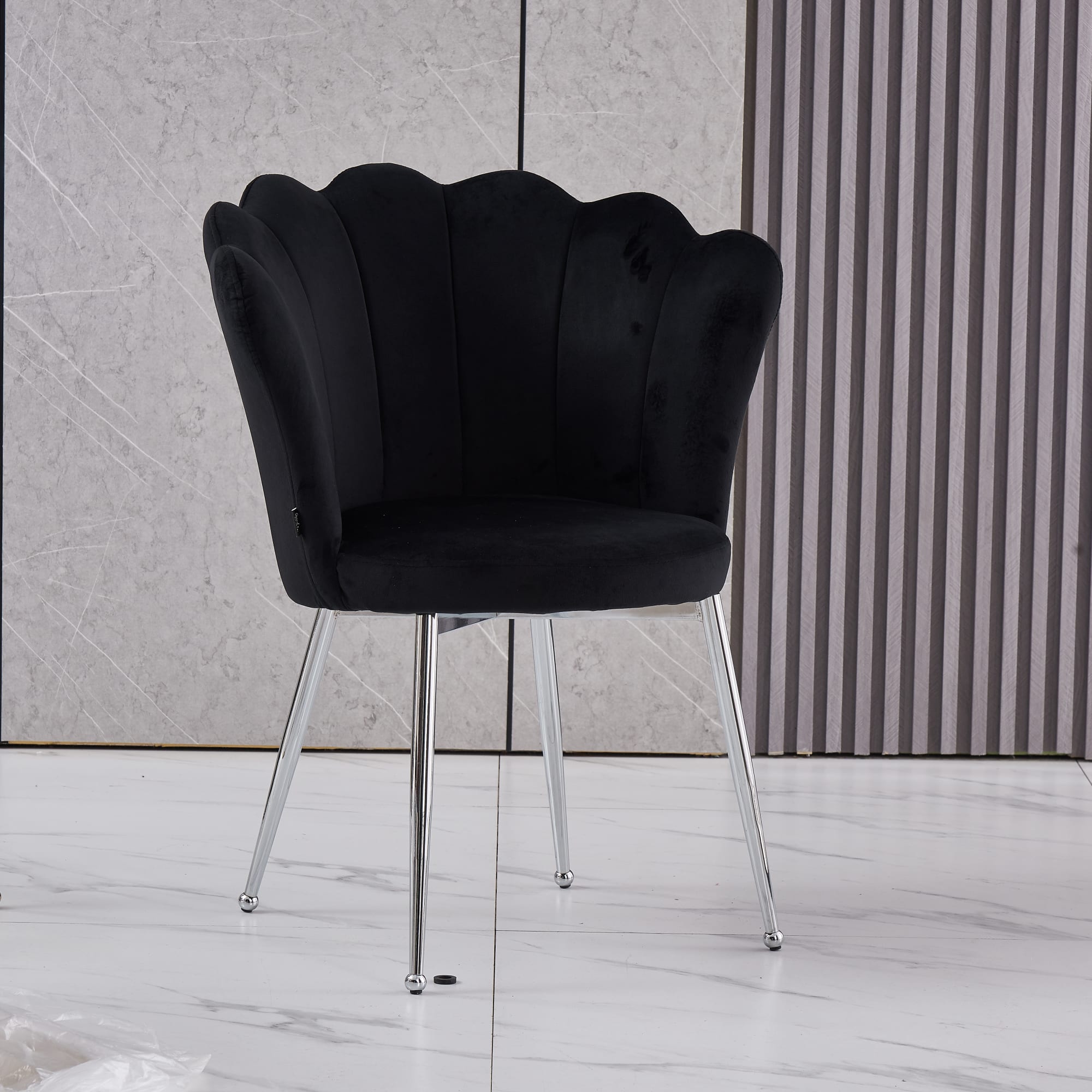 Chaise Coquillage Velours Noir - Détail des pieds chromés